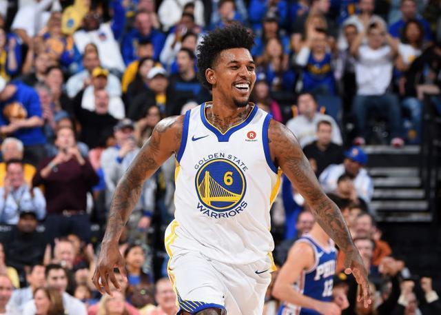 拼劲十足，多库17岁时曾与孔帕尼进行一对一单挑（17岁多库斗志十足，曾与孔帕尼上演一对一对决）