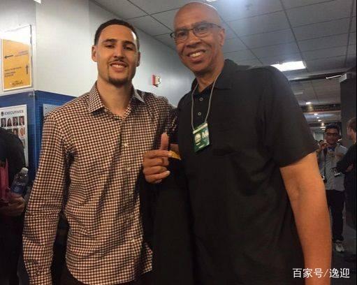 卡塔尔男足在小组赛中0-3爆冷负于突尼斯，遗憾出局，引发热议。（卡塔尔男足小组赛0比3不敌突尼斯遭淘汰，掀起热议）