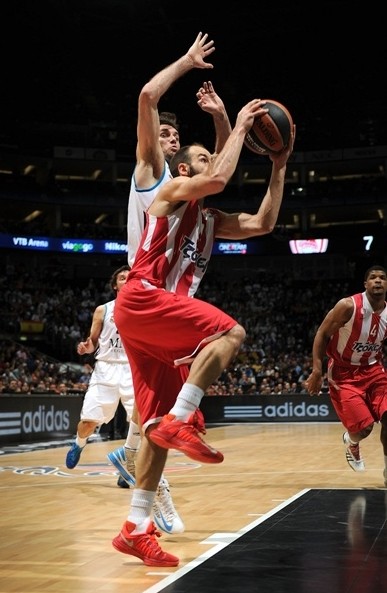 世体：因巴萨官方APP问题，约2000人无法下载门票进入球场（世体：巴萨官方App故障致约2000名球迷无法下载门票入场）